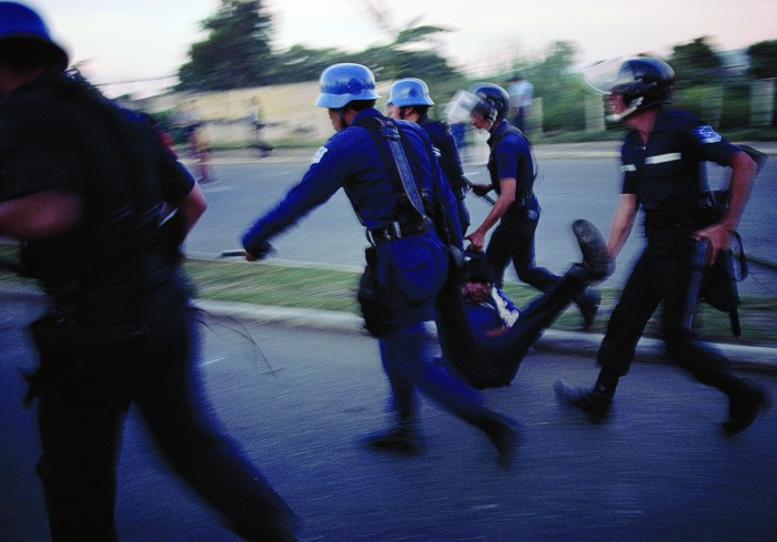 27-policias-se-llevan-arrastrado-a-un-civil.jpg